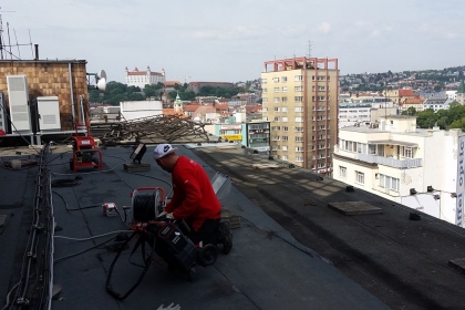 TV monitoring strešnej vpuste v centre mesta