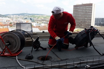 Vysokotlakové čistenie strešnej vpuste na výškovej budove