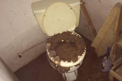 Vyliatie potrubia cez WC