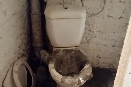 Výtlak upchatej kanalizácie cez WC